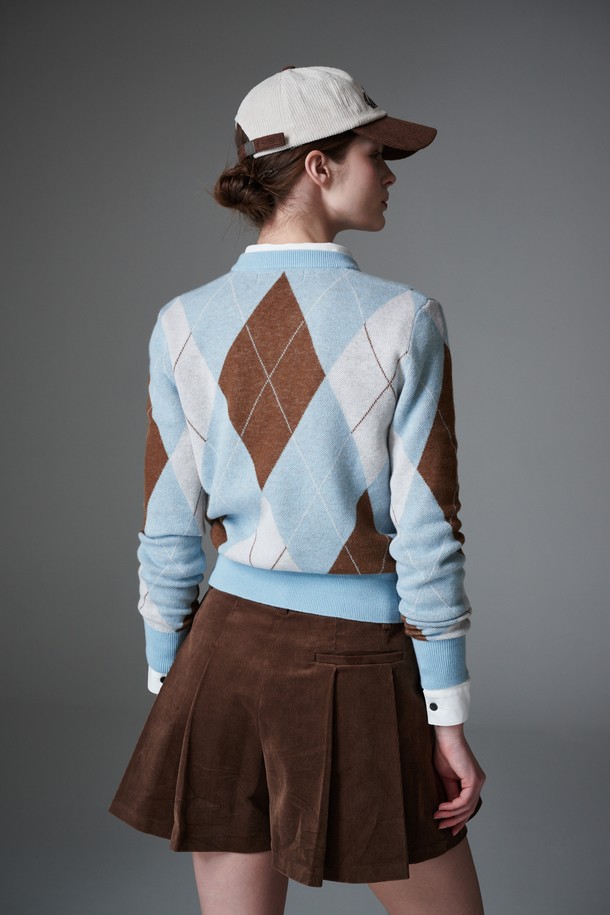 [re-order] 아가일 긴팔 풀오버는 여성용 풀오버로, 가을과 겨울에 따뜻하게 착용할 수 있습니다. 브라운, 그레이, 스카이블루 색상으로 출시되었으며, 울 소재의 부드러운 촉감과 가벼운 착용감을 자랑합니다. 클래식한 아가일 패턴과 V넥 디자인이 특징이며, 얇은 두께감으로 편안하게 레이어링하기 좋습니다. 골프룩, 미니멀 스타일 연출에 적합하며 자카드 조직과 울백 소재를 사용하여 고급스러움을 더했습니다.
