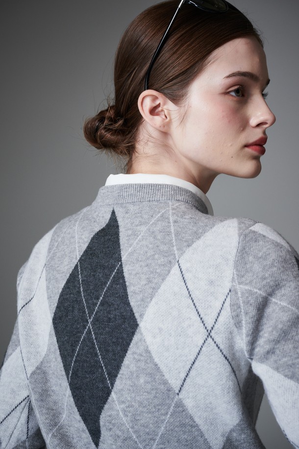 **[re-order] 아가일 긴팔 풀오버**는 부드러운 울 소재와 자카드 조직으로 제작되어 가볍고 편안한 착용감을 선사합니다. 가을, 겨울 시즌 여성 골프룩 또는 일상복으로 활용하기 좋은 레귤러핏 풀오버입니다. 클래식한 아가일 패턴과 V넥 디자인이 세련된 스타일을 연출하며, 그레이, 브라운 두 가지 색상으로 만나볼 수 있습니다. 울백 소재로 보온성을 높였으며, 긴소매 기장으로 따뜻하게 착용 가능합니다. 미니멀하면서도 클래식한 무드를 동시에 느낄 수 있는 풀오버입니다.
