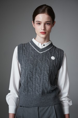 Classic cable knit vest 클래식 케이블 니트 베스트