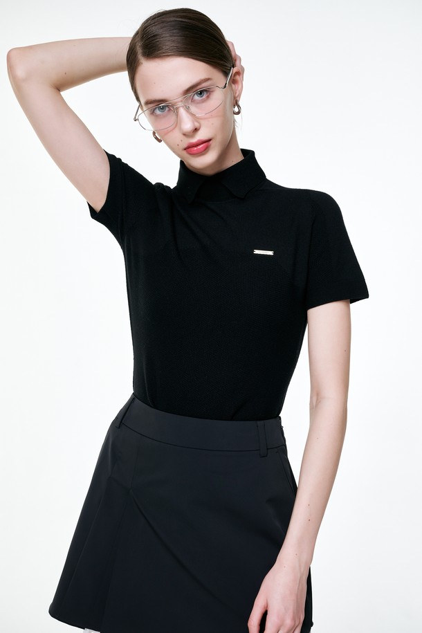 홀가먼트 카라 풀오버는 여성 골프룩 또는 일상복으로 활용하기 좋은 반소매 니트입니다. 부드러운 촉감의 얇은 두께로 봄, 여름에 시원하게 착용할 수 있으며, 신축성이 있어 활동성을 높여줍니다. 시접이 없는 홀가먼트 디자인으로 깔끔한 실루엣을 연출하며, 모크넥 또는 카라넥으로 스포티하면서도 베이직한 스타일을 완성합니다. 레귤러핏으로 편안하게 착용 가능하며, 미니멀한 디자인으로 다양한 하의와 매치하기 좋습니다.
