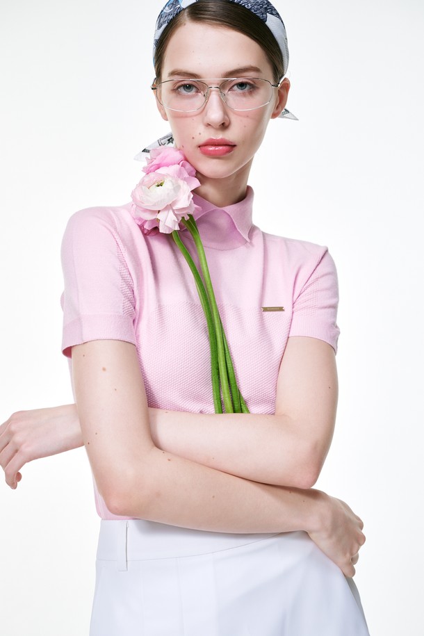 홀가먼트 카라 풀오버는 부드러운 니트 소재로 제작된 여성용 반소매 상의입니다. 얇은 두께감과 가벼운 착용감으로 봄, 여름 시즌에 적합하며, 베이직하면서도 클래식한 스타일을 연출합니다. 핑크 컬러의 무지 디자인에 모크넥과 카라 디테일을 더해 세련된 분위기를 자아내며, 레귤러핏으로 편안하게 착용 가능합니다. 봉제선 없이 매끄러운 홀가먼트 기법으로 제작되어 깔끔하고, 골프룩 또는 일상복으로 활용하기 좋습니다.
