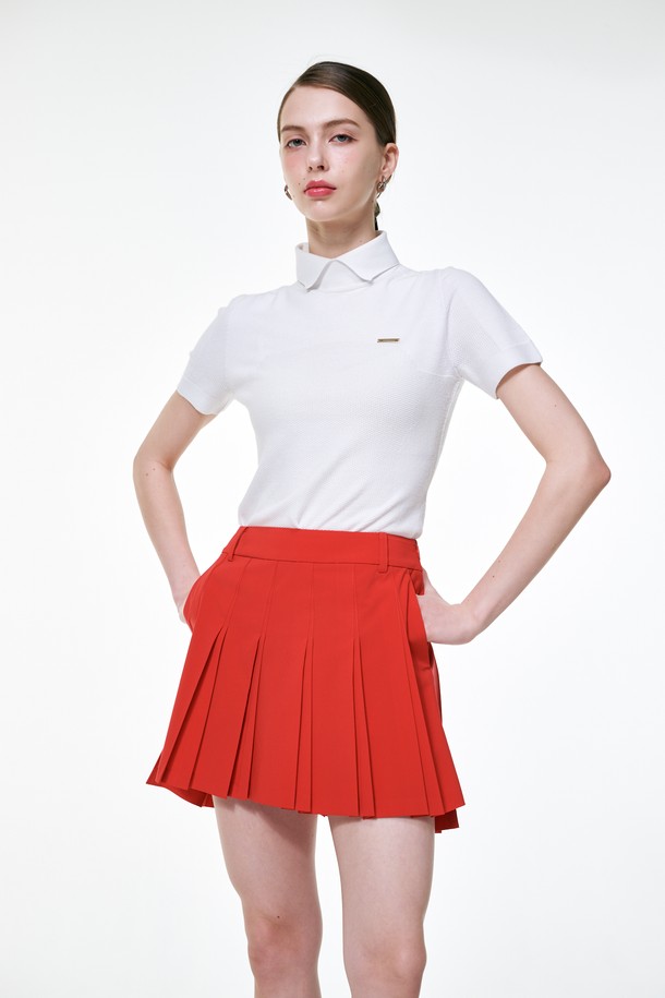 홀가먼트 카라 풀오버는 여성 골프룩에 적합한 상의입니다. 부드러운 촉감과 가벼운 착용감을 제공하며, 봄, 여름 시즌에 활용하기 좋습니다. 시접 없이 제작된 홀가먼트 기법으로 깔끔한 실루엣을 연출하며, 신축성이 뛰어나 활동성을 높입니다. 모크넥 디자인과 레귤러핏으로 스포티하면서도 베이직한 스타일을 완성합니다. 화이트 컬러의 반소매 풀오버이며, 미니멀한 디자인으로 다양한 골프웨어와 매치하기 좋습니다.
