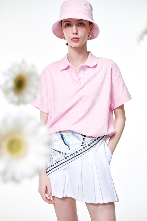 바스 테리 카라 티는 우아한 스타일을 추구하는 여성 골퍼와 일상복을 위한 반소매 카라 티셔츠입니다. 봄, 여름 시즌에 적합하며, 핑크와 아이보리 두 가지 색상으로 출시되었습니다. 코튼과 폴리에스테르 혼방 소재로 제작되어 탄탄한 촉감을 제공하며, 레귤러핏으로 편안하게 착용할 수 있습니다. 니트 시보리 카라와 금속 장식, 단추 디테일이 특징이며 견뢰도가 높은 것이 장점입니다. 건조기 사용은 피해주세요.
