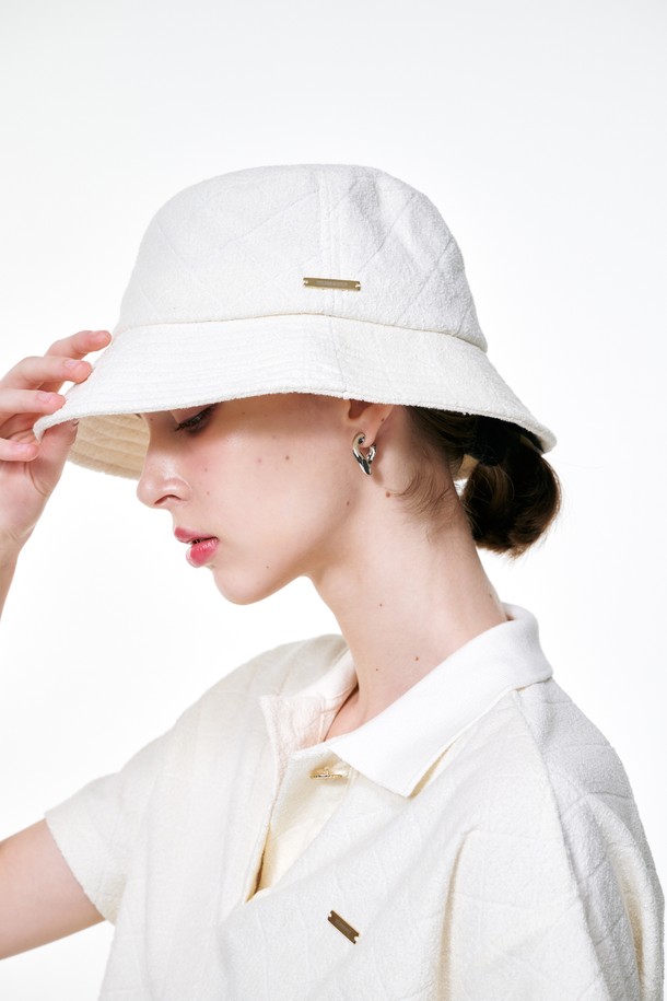 테리 버킷햇은 부드러운 촉감의 테리 소재로 제작된 여성용 버킷햇입니다. 화이트 컬러의 무지 디자인으로, 캐주얼하고 미니멀한 스타일을 연출하기 좋습니다. 봄, 여름 계절에 착용하기 적합하며, 골프룩 연출에도 활용할 수 있습니다. 턱끈 디테일이 있어 활동적인 날에도 안정적인 착용감을 제공합니다. 편안함과 스타일을 동시에 잡을 수 있는 아이템입니다.
