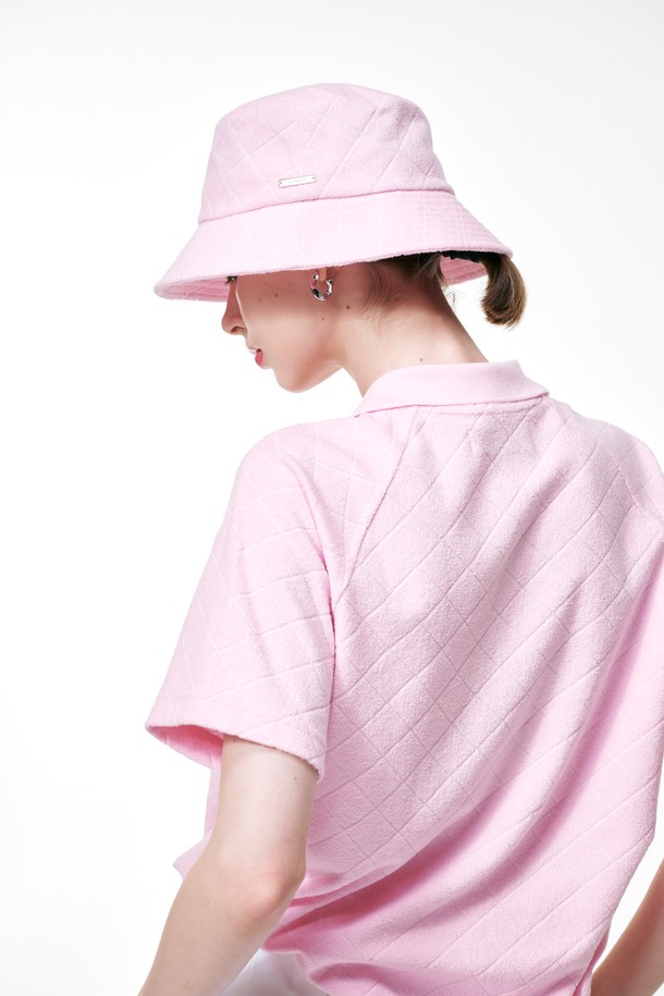 테리 버킷햇은 부드러운 테리 소재로 제작되어 편안한 착용감을 선사합니다. 핑크 컬러와 무지 디자인으로 여성스러운 분위기를 연출하며, 골프 및 일상복에 모두 잘 어울립니다. 챙 넓이는 중간이며, 자외선 차단 기능과 턱끈이 있어 실용성을 더했습니다. 걸리시하고 미니멀한 스타일을 즐기는 분들에게 추천하며, 특히 골프룩에 포인트 아이템으로 활용하기 좋습니다. 봄, 여름 시즌에 산뜻하게 착용할 수 있습니다.
