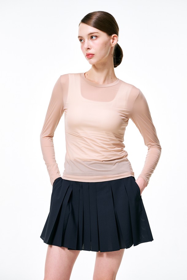 UV 프로텍트 냉감 이너T는 자외선 차단 기능과 시원한 냉감 기능을 갖춘 여성 골프 의류입니다. 얇고 쉬어한 나일론과 스판덱스 혼방 소재로 제작되어 슬림핏을 선사하며, 라운드넥과 긴 소매 디자인으로 스포티한 스타일을 연출합니다. 여름 시즌에 적합하며, 흡습 기능까지 갖춰 쾌적한 착용감을 제공합니다. 골프룩에 활용하여 활동성을 높여보세요.
