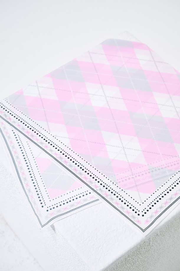 아가일 패턴의 시어서커 스카프는 여름철 골프룩에 시원함과 스타일을 더해줍니다. 얇고 가벼운 폴리에스테르 소재로 제작되어 자외선 차단 기능을 제공하며, 쾌적한 착용감을 선사합니다. 캐주얼, 클래식, 미니멀 스타일 모두 소화 가능한 포인트 아이템으로, 어떤 옷차림에도 세련된 멋을 더합니다. FREE 사이즈로 제작되어 누구나 편안하게 착용할 수 있습니다. 시원한 촉감과 아가일 패턴의 조화가 돋보이는 스카프로, 여름철 스타일을 완성해보세요.
