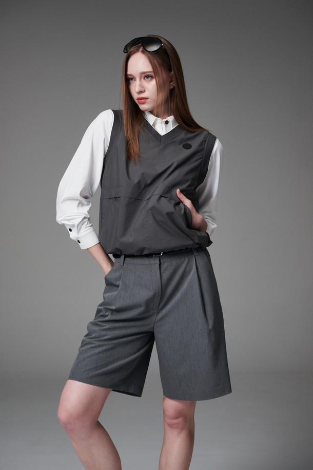 무릎 기장의 여성용 '니렝스 원턱 쇼츠'입니다. 부드러운 촉감의 레이온, 폴리에스테르, 스판덱스 혼방 소재로 제작되어 편안한 착용감을 선사합니다. 캐주얼하고 미니멀한 스타일로, 골프룩은 물론 일상에서도 활용하기 좋습니다. 체형 커버에 용이하며, 스트레치 안감으로 활동성을 높였습니다. 그레이 컬러의 무지 디자인에 루즈핏으로 편안하게 연출할 수 있습니다.
