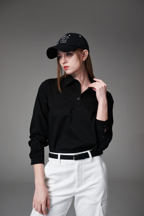 블랙 컬러의 루즈핏 카라티입니다. 여성 의류로, 골프 및 일상생활에서 모두 활용 가능한 활용도 높은 아이템입니다. 봄, 여름, 가을 시즌에 적합하며, 베이직하고 캐주얼한 스타일을 연출합니다. 폴리에스테르와 면 혼방 소재로 제작되어 탄탄한 촉감을 선사하며, 세탁 후에도 형태 유지가 용이합니다. 단추 디테일이 있으며, 베스트 이너용으로도 활용할 수 있습니다.
