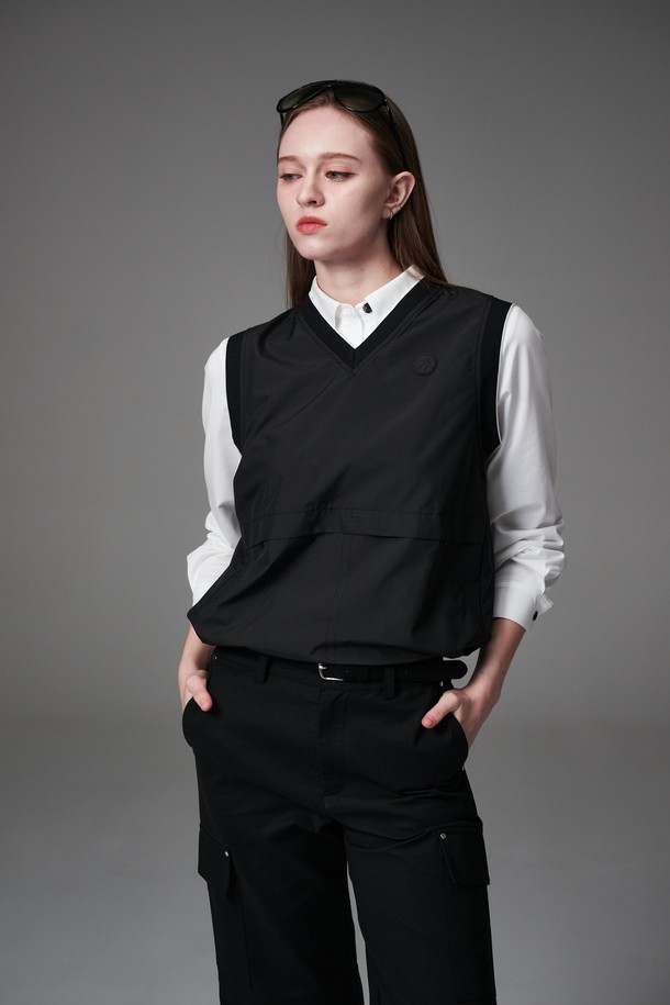 블랙 컬러의 여성용 방수 포켓 베스트입니다. 봄, 가을 시즌에 골프 또는 일상복으로 활용하기 좋은 레귤러핏 베스트로, 미니멀하고 베이직한 스타일을 연출합니다. 가볍고 얇은 폴리에스터 소재로 제작되었으며, 브이넥 디자인과 니트 암홀 마감으로 편안함을 더했습니다. 전면에 포켓 디테일이 있어 실용성을 높였으며, 니트 안감이 적용되었습니다.
