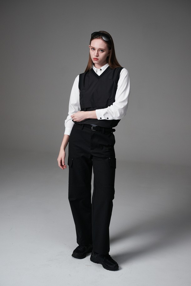 리벳 디테일 포켓 팬츠는 여성 고객을 위해 디자인된 세미 와이드 핏 바지입니다. 블랙 컬러의 무지 디자인으로, 여름과 가을에 착용하기 좋으며 캐주얼하고 미니멀한 스타일을 연출합니다. 면, 폴리에스테르, 스판덱스 혼방 소재로 제작되어 편안한 착용감을 제공하며, 중간 두께감으로 다양한 상의와 매치하기 용이합니다. 골프룩으로도 활용 가능하며, 리벳 디테일과 카고 스타일의 포켓 디자인이 특징입니다. 세미 와이드 핏으로 활동성을 높였으며, 데일리룩으로도 손색없는 아이템입니다.
