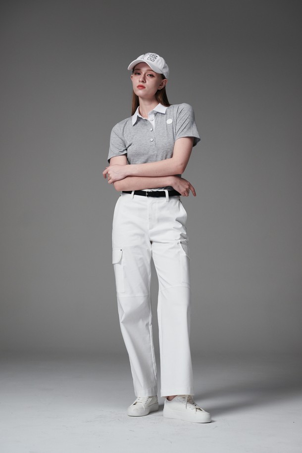 리벳 디테일 포켓 팬츠는 여성 골프룩과 일상복으로 활용 가능한 세미 와이드 팬츠입니다. 화이트 컬러의 무지 디자인으로, 캐주얼, 스포티, 미니멀 스타일을 연출할 수 있습니다. 면, 폴리에스터, 스판 혼방의 조직감 있는 원단으로 제작되어 편안한 착용감을 선사합니다. 금속 리벳 디테일과 카고 스타일의 포켓 디자인이 특징이며, 여름과 가을에 적합한 긴 기장의 바지입니다. 세미 와이드 핏으로 다리가 길어 보이는 효과를 줍니다.
