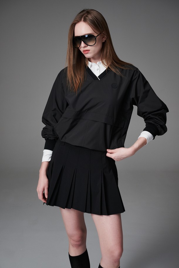 골프는 물론 일상에서도 스타일리시하게 연출할 수 있는 방수 V넥 우븐 맨투맨입니다. 가볍고 산뜻한 폴리에스테르 소재로 제작되어 봄, 가을 시즌에 적합하며, 레귤러핏으로 편안한 착용감을 선사합니다. 그레이, 브라운, 블랙 세 가지 컬러로 출시되어 어떤 스타일에도 매치하기 용이합니다. 혼솔지퍼가 장착된 주머니와 밑단 스트링 디자인으로 실용성과 디자인 모두 놓치지 않았습니다. 스포티, 캐주얼, 미니멀한 무드를 연출하여 다채로운 스타일을 즐길 수 있습니다.
