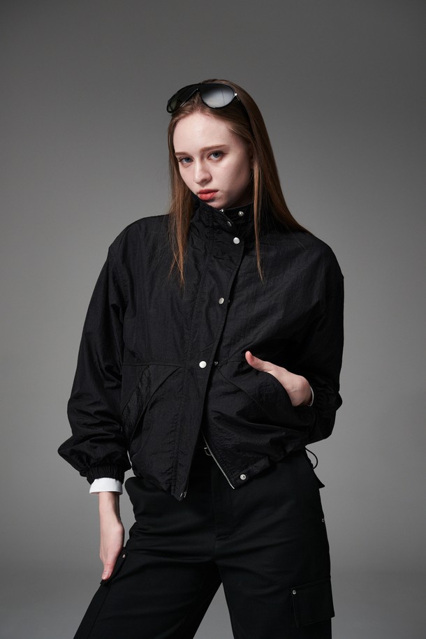 모크넥 스트링 점퍼는 간절기에 활용하기 좋은 여성용 점퍼입니다. 부드러운 촉감의 폴리에스테르 소재로 제작되었으며, 얇은 두께감과 은은한 광택감이 특징입니다. 미니멀하고 모던한 스타일로 일상 또는 골프룩에 모두 잘 어울립니다. 크링클 원단과 은색 지퍼 디테일, 투웨이 지퍼로 밑단 오픈이 가능한 디자인이 돋보입니다. 레귤러 핏에 긴 소매 기장으로 편안하게 착용할 수 있으며, 안감은 매쉬 소재로 마감되었습니다.
