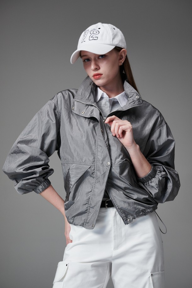 모크넥 스트링 점퍼는 여성 골프 및 일상룩에 적합한 아우터입니다. 부드러운 촉감의 얇은 두께로 봄, 가을에 활용하기 좋으며, 크링클 원단과 은은한 광택이 특징입니다. 모크넥 디자인과 레귤러핏으로 스포티하면서도 캐주얼한 스타일을 연출합니다. 투웨이 지퍼, 매쉬 안감, 은색 지퍼 디테일이 돋보이며, 무지 그레이 컬러로 미니멀한 매력을 더합니다.
