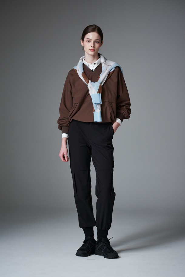 이중직 조거 팬츠는 여성 골프 및 일상 활동에 적합한 스포티하고 캐주얼한 스타일의 긴 바지입니다. 부드러운 촉감의 폴리에스테르와 스판덱스 혼방 소재로 제작되어 사계절 내내 편안하게 착용할 수 있습니다. 허리 스트레치 밴딩과 사방 스트레치 기능으로 활동성을 높였으며, 무릎 턱 디테일이 디자인의 포인트를 더합니다. 블랙 컬러의 무지 디자인으로 어떤 상의와도 쉽게 매치하여 다양한 스타일을 연출할 수 있습니다. 릴랙스 핏 조거 팬츠로 편안함과 스타일을 동시에 잡으세요.
