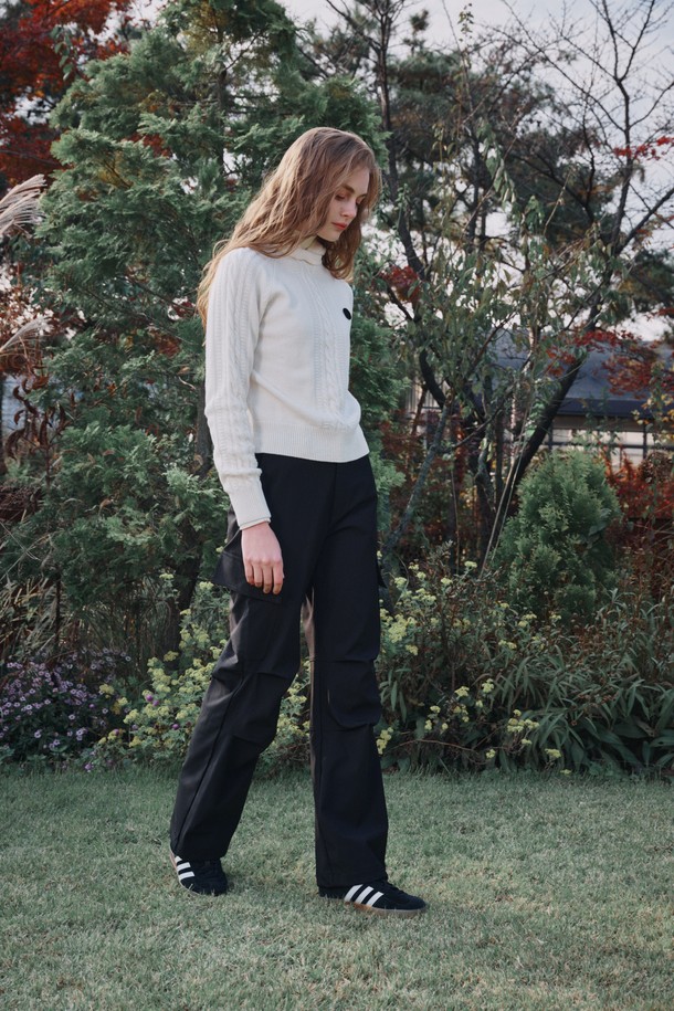 Keep warm semi wide pants (킵 웜 세미 와이드 팬츠)는 겨울 시즌 여성 골프 및 일상복으로 활용하기 좋은 기모 세미 와이드 팬츠입니다. 부드러운 촉감의 두꺼운 기모 소재로 제작되어 보온성을 높였으며, 루즈핏의 편안한 착용감을 제공합니다. 허리 뒷밴딩과 무릎 턱 디테일, 유틸리티 스타일의 주머니 디테일이 돋보이는 디자인입니다. 블랙 색상의 무지 패턴으로 캐주얼, 스포티, 미니멀 스타일을 모두 소화할 수 있습니다. 긴 기장감의 세미 와이드 핏으로 다양한 상의와 매치하여 스타일리시하게 연출할 수 있습니다.
