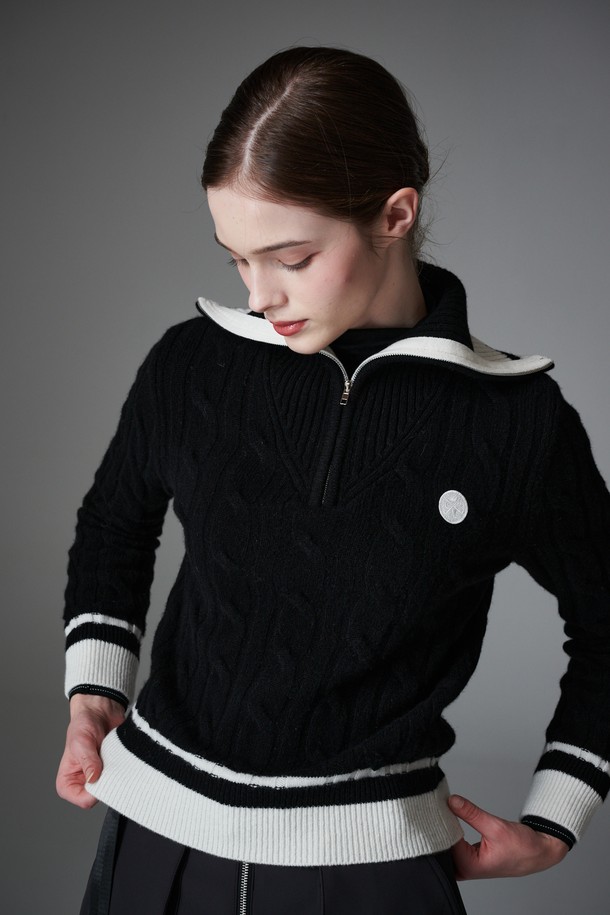 **Contraste half zip up (컨트라스트 하프 니트 집업)**은 여성용 상의로, 골프 및 일상생활에서 모두 활용 가능한 하프 집업 니트입니다. 블랙과 화이트 두 가지 색상으로 출시되었으며, 봄, 가을, 겨울 계절에 착용하기 좋습니다. 울 소재로 제작되어 부드러운 촉감을 선사하며, 슬림핏 디자인으로 여성스러운 실루엣을 강조합니다. 하프넥, 긴 소매, 케이블 패턴, 두꺼운 두께가 특징이며, 네크라인, 소매, 밑단에 컨트라스트 배색 디테일을 더해 스포티하면서도 클래식한 매력을 줍니다. 레이어드하여 다양한 스타일을 연출할 수 있으며, 골프룩으로도 활용하기 좋습니다.
