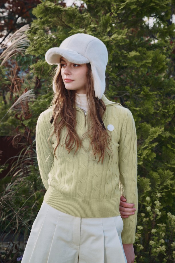 "Contraste 하프 집업 컨트라스트 하프 니트 집업"은 여성 골프룩, 일상복으로 활용 가능한 하프넥 스타일의 니트 집업입니다. 화이트와 옐로우 두 가지 색상으로 제공되며, 봄, 가을, 겨울 계절에 착용하기 좋습니다. 슬림핏 디자인에 울 소재, 두꺼운 두께감으로 따뜻하고 부드러운 촉감을 선사합니다. 케이블 패턴과 컨트라스트 배색이 특징이며, 레이어드하여 다양한 스타일을 연출할 수 있습니다.
