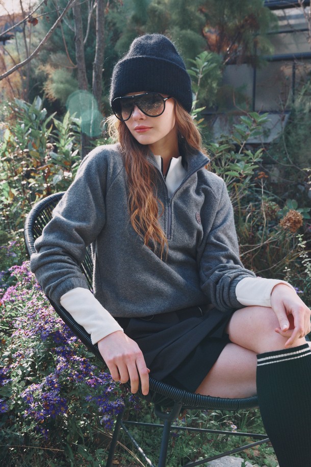 **Fleece half zip up (플리스 하프 집업)**은 부드러운 플리스 소재로 제작되어 가을, 겨울철 따뜻하게 착용 가능한 여성용 하프넥 플리스 집업입니다. 라글란 소매 디자인으로 활동성을 높였으며, 스포티하고 캐주얼한 스타일을 연출할 수 있습니다. 무지 그레이 컬러에 두꺼운 두께감으로 보온성을 강조했으며, 스트링과 스토퍼 디테일로 실용성을 더했습니다. 골프, 일상 등 다양한 TPO에 활용 가능하며, 레귤러핏으로 편안하게 착용할 수 있습니다. 신축성 있는 소재로 활동성을 높여줍니다.
