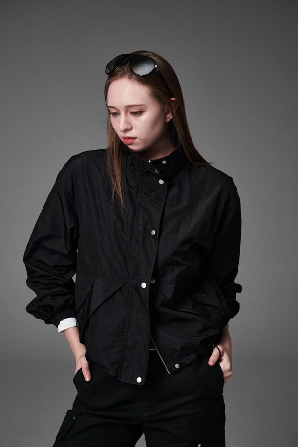 모크넥 스트링 점퍼는 간절기에 활용하기 좋은 여성용 점퍼입니다. 부드러운 촉감의 폴리에스테르 소재로 제작되었으며, 얇은 두께감과 은은한 광택감이 특징입니다. 미니멀하고 모던한 스타일로 일상 또는 골프룩에 모두 잘 어울립니다. 크링클 원단과 은색 지퍼 디테일, 투웨이 지퍼로 밑단 오픈이 가능한 디자인이 돋보입니다. 레귤러 핏에 긴 소매 기장으로 편안하게 착용할 수 있으며, 안감은 매쉬 소재로 마감되었습니다.
