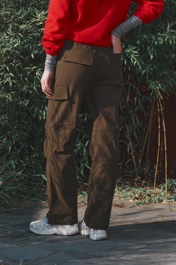 Keep warm semi wide pants (킵 웜 세미 와이드 팬츠)는 부드러운 기모 소재로 제작되어 따뜻하고 편안한 착용감을 선사하는 여성용 세미 와이드 팬츠입니다. 겨울철 추위에도 끄떡없는 두꺼운 두께감으로 보온성을 높였으며, 허리 뒷밴딩 처리로 편안한 활동성을 제공합니다. 캐주얼, 스포티, 미니멀 스타일을 모두 소화할 수 있는 활용도 높은 디자인으로, 골프룩은 물론 일상에서도 멋스럽게 연출할 수 있습니다. 무릎 턱 디테일과 유틸리티 스타일의 주머니 디테일이 돋보이며, 루즈핏으로 편안하면서도 세련된 핏을 연출합니다. 톤 다운된 브라운 컬러는 어떤 상의와도 매치하기 쉬워 데일리 팬츠로 손색없습니다.
