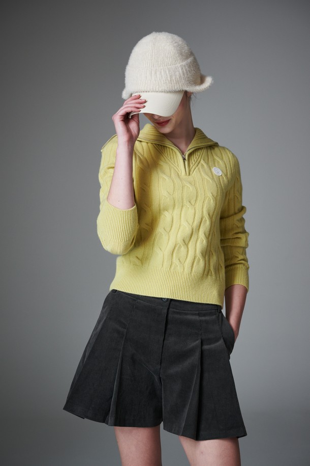 블랙 색상의 코듀로이 턱 쇼츠입니다. 초가을부터 겨울까지 착용하기 좋으며, 여성스러운 스타일을 연출합니다. A라인 핏과 두꺼운 두께, 기모 안감으로 따뜻하고 편안한 착용감을 선사합니다. 플리츠 디테일과 이너 쇼츠가 포함되어 활동성을 높였으며, 골프룩, 클래식, 미니멀, 걸리시 스타일링에 활용하기 좋습니다.
