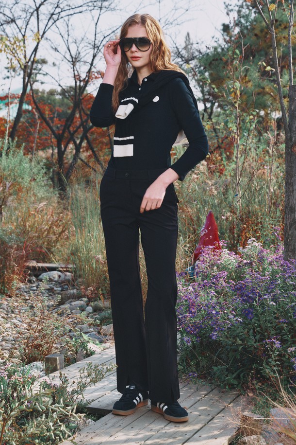 세미 부츠컷 팬츠는 여성 골프룩, 미니멀, 클래식 스타일을 위한 사계절용 바지입니다. 블랙 색상의 슬림핏 부츠컷 디자인으로, 다리가 길어 보이는 효과를 선사합니다. 나일론과 스판덱스 혼방 소재로 제작되어 부드러운 촉감과 뛰어난 사방 스판, 복원력을 자랑하며, 얇은 두께감으로 편안한 착용감을 제공합니다. 허리 밴딩 처리와 슬릿 디자인으로 활동성과 스타일리시함을 동시에 잡았습니다. 일상에서도 활용 가능한 베이직 아이템입니다.
