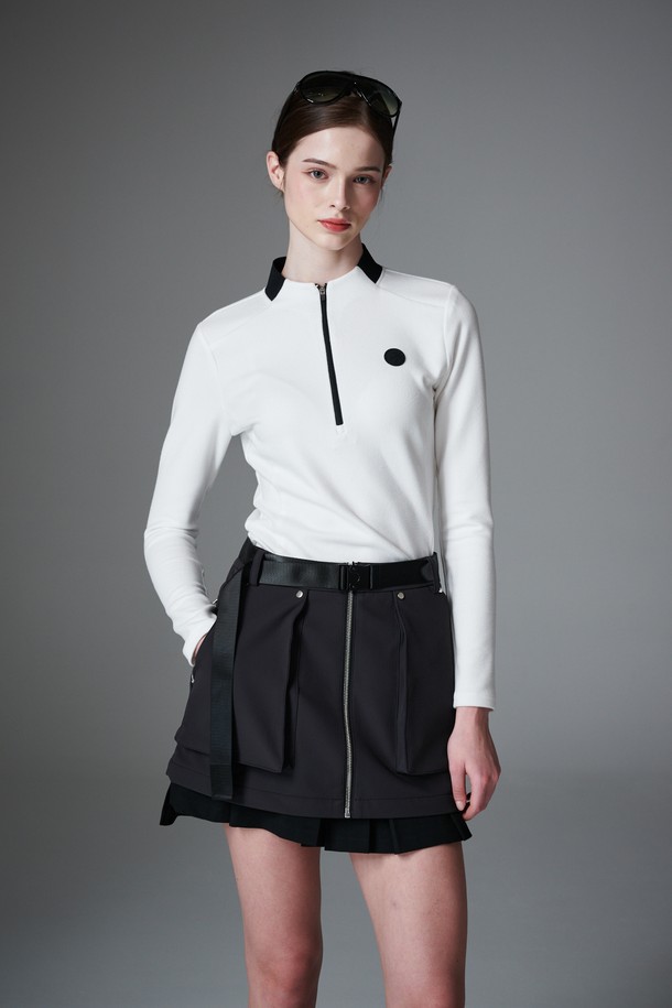 부드러운 플리스 소재의 여성 슬림 핏 집업 자켓입니다. 화이트와 블랙 두 가지 색상으로 제공되며, 가을과 겨울에 따뜻하게 착용할 수 있습니다. 네크라인에는 블랙 니트 배색이 포인트로 들어가 미니멀하면서도 스포티한 스타일을 연출합니다. 골프룩은 물론 일상에서도 편안하게 활용 가능하며, 두꺼운 두께감으로 보온성을 높였습니다. 긴 소매 기장의 무지 디자인으로 다양한 룩에 매치하기 좋습니다.
