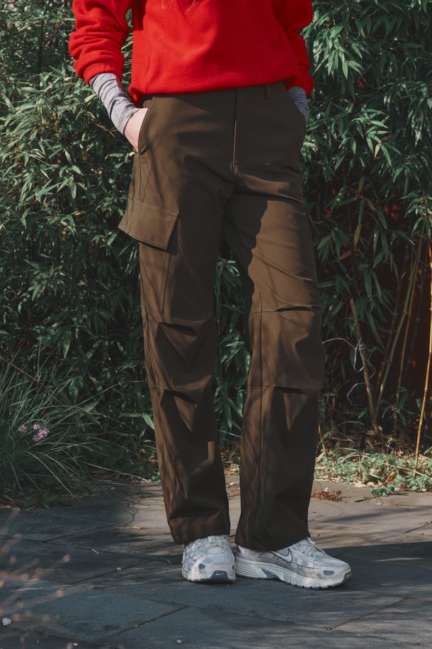 Keep warm semi wide pants (킵 웜 세미 와이드 팬츠)는 부드러운 기모 소재로 제작되어 따뜻하고 편안한 착용감을 선사하는 여성용 세미 와이드 팬츠입니다. 겨울철 추위에도 끄떡없는 두꺼운 두께감으로 보온성을 높였으며, 허리 뒷밴딩 처리로 편안한 활동성을 제공합니다. 캐주얼, 스포티, 미니멀 스타일을 모두 소화할 수 있는 활용도 높은 디자인으로, 골프룩은 물론 일상에서도 멋스럽게 연출할 수 있습니다. 무릎 턱 디테일과 유틸리티 스타일의 주머니 디테일이 돋보이며, 루즈핏으로 편안하면서도 세련된 핏을 연출합니다. 톤 다운된 브라운 컬러는 어떤 상의와도 매치하기 쉬워 데일리 팬츠로 손색없습니다.
