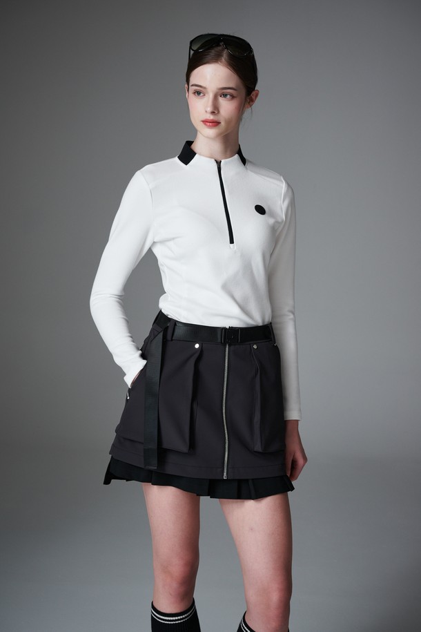 부드러운 플리스 소재의 여성 슬림 핏 집업 자켓입니다. 화이트와 블랙 두 가지 색상으로 제공되며, 가을과 겨울에 따뜻하게 착용할 수 있습니다. 네크라인에는 블랙 니트 배색이 포인트로 들어가 미니멀하면서도 스포티한 스타일을 연출합니다. 골프룩은 물론 일상에서도 편안하게 활용 가능하며, 두꺼운 두께감으로 보온성을 높였습니다. 긴 소매 기장의 무지 디자인으로 다양한 룩에 매치하기 좋습니다.
