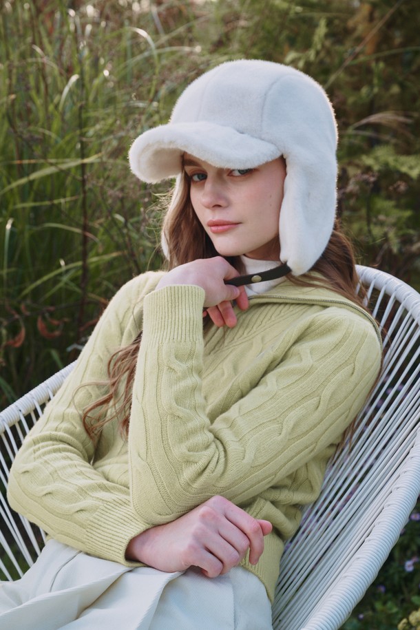 "Contraste 하프 집업 컨트라스트 하프 니트 집업"은 여성 골프룩, 일상복으로 활용 가능한 하프넥 스타일의 니트 집업입니다. 화이트와 옐로우 두 가지 색상으로 제공되며, 봄, 가을, 겨울 계절에 착용하기 좋습니다. 슬림핏 디자인에 울 소재, 두꺼운 두께감으로 따뜻하고 부드러운 촉감을 선사합니다. 케이블 패턴과 컨트라스트 배색이 특징이며, 레이어드하여 다양한 스타일을 연출할 수 있습니다.
