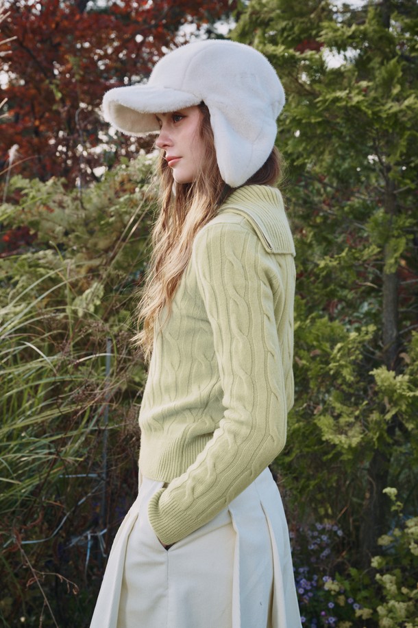 "Contraste 하프 집업 컨트라스트 하프 니트 집업"은 여성 골프룩, 일상복으로 활용 가능한 하프넥 스타일의 니트 집업입니다. 화이트와 옐로우 두 가지 색상으로 제공되며, 봄, 가을, 겨울 계절에 착용하기 좋습니다. 슬림핏 디자인에 울 소재, 두꺼운 두께감으로 따뜻하고 부드러운 촉감을 선사합니다. 케이블 패턴과 컨트라스트 배색이 특징이며, 레이어드하여 다양한 스타일을 연출할 수 있습니다.
