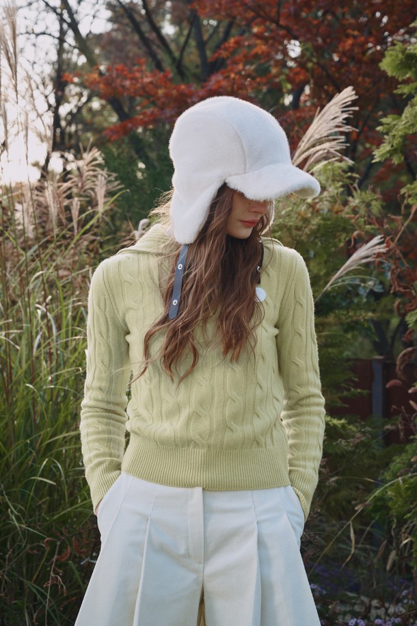 "Contraste 하프 집업 컨트라스트 하프 니트 집업"은 여성 골프룩, 일상복으로 활용 가능한 하프넥 스타일의 니트 집업입니다. 화이트와 옐로우 두 가지 색상으로 제공되며, 봄, 가을, 겨울 계절에 착용하기 좋습니다. 슬림핏 디자인에 울 소재, 두꺼운 두께감으로 따뜻하고 부드러운 촉감을 선사합니다. 케이블 패턴과 컨트라스트 배색이 특징이며, 레이어드하여 다양한 스타일을 연출할 수 있습니다.
