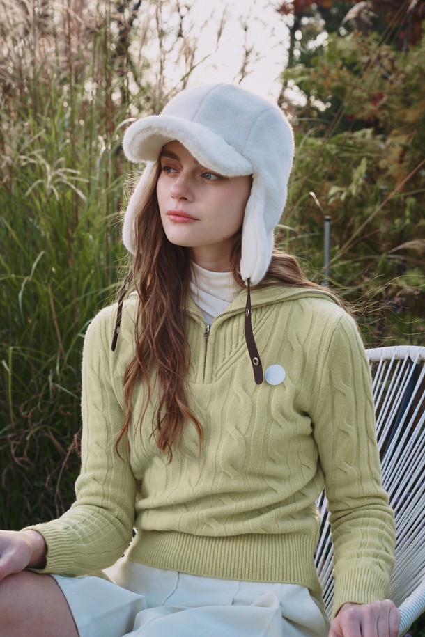 "Contraste 하프 집업 컨트라스트 하프 니트 집업"은 여성 골프룩, 일상복으로 활용 가능한 하프넥 스타일의 니트 집업입니다. 화이트와 옐로우 두 가지 색상으로 제공되며, 봄, 가을, 겨울 계절에 착용하기 좋습니다. 슬림핏 디자인에 울 소재, 두꺼운 두께감으로 따뜻하고 부드러운 촉감을 선사합니다. 케이블 패턴과 컨트라스트 배색이 특징이며, 레이어드하여 다양한 스타일을 연출할 수 있습니다.
