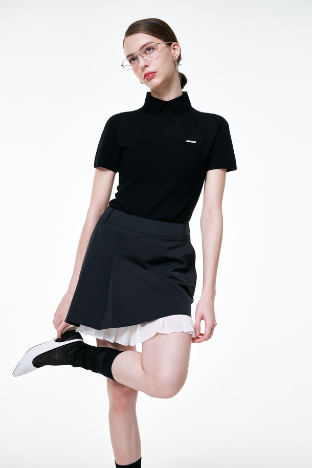 홀가먼트 카라 풀오버는 여성 골프룩 또는 일상복으로 활용하기 좋은 반소매 니트입니다. 부드러운 촉감의 얇은 두께로 봄, 여름에 시원하게 착용할 수 있으며, 신축성이 있어 활동성을 높여줍니다. 시접이 없는 홀가먼트 디자인으로 깔끔한 실루엣을 연출하며, 모크넥 또는 카라넥으로 스포티하면서도 베이직한 스타일을 완성합니다. 레귤러핏으로 편안하게 착용 가능하며, 미니멀한 디자인으로 다양한 하의와 매치하기 좋습니다.
