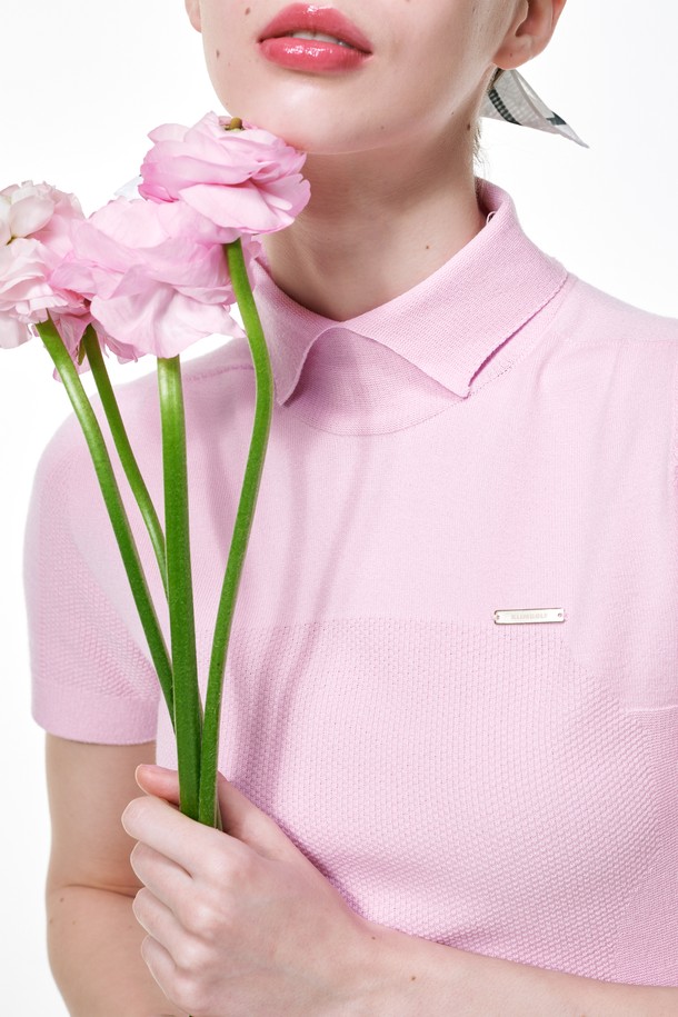 홀가먼트 카라 풀오버는 부드러운 니트 소재로 제작된 여성용 반소매 상의입니다. 얇은 두께감과 가벼운 착용감으로 봄, 여름 시즌에 적합하며, 베이직하면서도 클래식한 스타일을 연출합니다. 핑크 컬러의 무지 디자인에 모크넥과 카라 디테일을 더해 세련된 분위기를 자아내며, 레귤러핏으로 편안하게 착용 가능합니다. 봉제선 없이 매끄러운 홀가먼트 기법으로 제작되어 깔끔하고, 골프룩 또는 일상복으로 활용하기 좋습니다.
