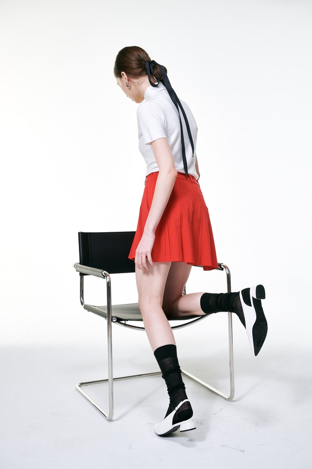 홀가먼트 카라 풀오버는 여성 골프룩에 적합한 상의입니다. 부드러운 촉감과 가벼운 착용감을 제공하며, 봄, 여름 시즌에 활용하기 좋습니다. 시접 없이 제작된 홀가먼트 기법으로 깔끔한 실루엣을 연출하며, 신축성이 뛰어나 활동성을 높입니다. 모크넥 디자인과 레귤러핏으로 스포티하면서도 베이직한 스타일을 완성합니다. 화이트 컬러의 반소매 풀오버이며, 미니멀한 디자인으로 다양한 골프웨어와 매치하기 좋습니다.
