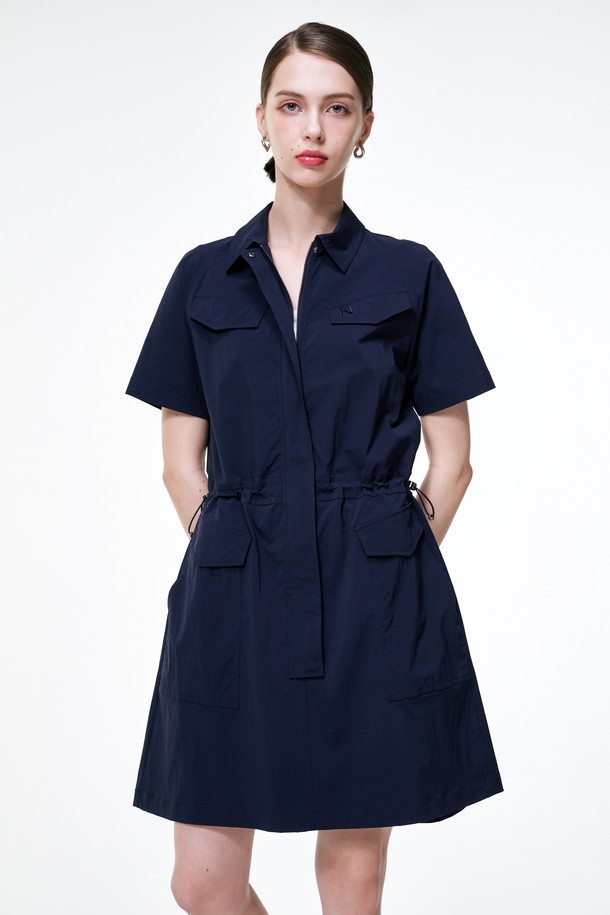 네이비 컬러의 아웃포켓 원피스입니다. 봄, 여름 시즌에 활용하기 좋은 얇은 두께의 반소매 원피스로, 캐주얼과 포멀 스타일을 모두 연출할 수 있습니다. 허리 스트링과 아웃포켓 디테일이 특징이며, 활동성을 더하는 A라인 플레어 치마핏과 루즈핏으로 편안하게 착용 가능합니다. 골프 및 일상에서 모두 활용 가능한 디자인이며, 속반바지가 내장되어 있어 더욱 실용적입니다. 소재는 나일론과 스판덱스를 사용하여 편안한 착용감을 제공합니다.
