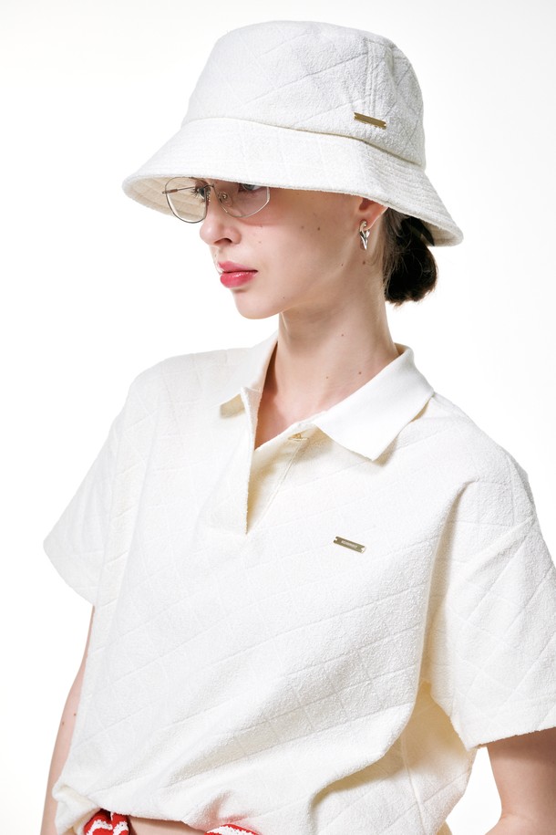 테리 버킷햇은 부드러운 촉감의 테리 소재로 제작된 여성용 버킷햇입니다. 화이트 컬러의 무지 디자인으로, 캐주얼하고 미니멀한 스타일을 연출하기 좋습니다. 봄, 여름 계절에 착용하기 적합하며, 골프룩 연출에도 활용할 수 있습니다. 턱끈 디테일이 있어 활동적인 날에도 안정적인 착용감을 제공합니다. 편안함과 스타일을 동시에 잡을 수 있는 아이템입니다.
