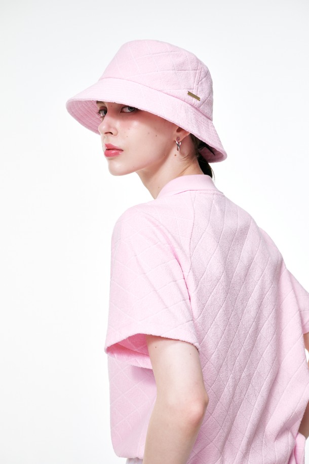 테리 버킷햇은 부드러운 테리 소재로 제작되어 편안한 착용감을 선사합니다. 핑크 컬러와 무지 디자인으로 여성스러운 분위기를 연출하며, 골프 및 일상복에 모두 잘 어울립니다. 챙 넓이는 중간이며, 자외선 차단 기능과 턱끈이 있어 실용성을 더했습니다. 걸리시하고 미니멀한 스타일을 즐기는 분들에게 추천하며, 특히 골프룩에 포인트 아이템으로 활용하기 좋습니다. 봄, 여름 시즌에 산뜻하게 착용할 수 있습니다.
