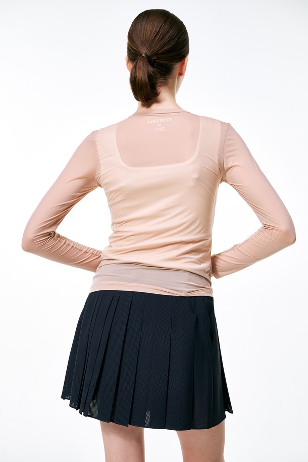 UV 프로텍트 냉감 이너T는 자외선 차단 기능과 시원한 냉감 기능을 갖춘 여성 골프 의류입니다. 얇고 쉬어한 나일론과 스판덱스 혼방 소재로 제작되어 슬림핏을 선사하며, 라운드넥과 긴 소매 디자인으로 스포티한 스타일을 연출합니다. 여름 시즌에 적합하며, 흡습 기능까지 갖춰 쾌적한 착용감을 제공합니다. 골프룩에 활용하여 활동성을 높여보세요.
