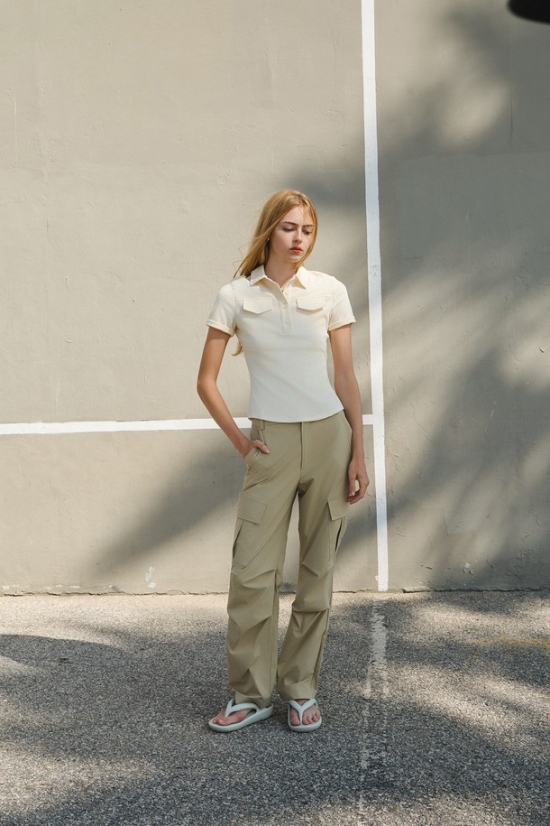 스트링 카고 팬츠는 여성 골프 및 일상용으로 제작된 여름 긴바지입니다. 베이지 색상으로, 나일론과 스판덱스 혼방 소재로 제작되어 시원한 촉감과 탄탄한 착용감을 제공합니다. 레귤러핏으로 캐주얼, 스포티, 미니멀 스타일을 연출하며, 무릎 안쪽 지퍼 및 턱 디테일이 특징입니다. 가볍고 얇은 두께로 활동성을 높여 골프룩에 적합합니다. 밴딩 처리로 편안한 착용감을 선사합니다.
