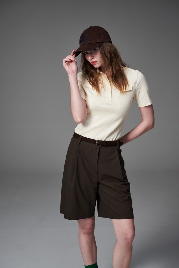 플랩 카라티는 여성 골프 및 일상용으로 제작된 아이보리 컬러의 반소매 카라티입니다. 얇은 두께감과 요철감 있는 촉감, 통기성과 흡습 기능으로 여름철에도 쾌적하게 착용할 수 있습니다. 플랩 카라 디자인과 넥밴드 안쪽 우븐 소재 패치, 주머니 디테일이 돋보이며, 어깨에 맞는 실루엣으로 캐주얼, 스포티, 미니멀 스타일을 연출합니다. 레귤러핏으로 편안함을 더하여 골프룩은 물론 데일리룩으로도 활용하기 좋습니다.
