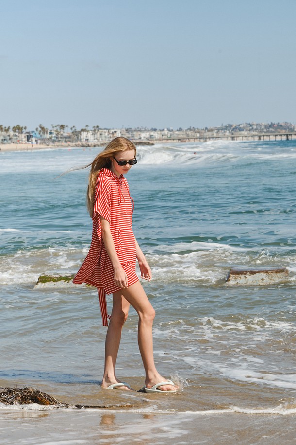 테리후드 케이프는 부드러운 촉감의 테리 소재로 제작되어 편안함을 선사합니다. 여름 시즌, 수영이나 비치웨어 위에 가볍게 걸쳐 휴가룩, 리조트룩, 여름 바캉스룩을 연출하기 좋은 아이템입니다. 루즈핏으로 활동성을 높였으며, 레드와 화이트 스트라이프 패턴이 캐주얼하면서도 스포티한 무드를 더합니다. 후드 디자인과 옆라인 트임, 단추 디테일, 허리 벨트 고정으로 스타일리시함을 더했습니다. 얇은 두께감으로 여름철에도 시원하게 착용 가능합니다.
