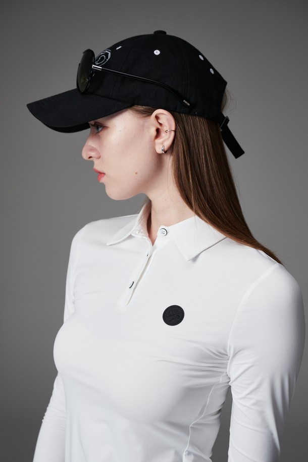 NS 슬림 카라 티는 여성용 기능성 소재 슬림 카라 티셔츠입니다. 흰색 무지 디자인으로, 봄, 여름, 가을에 골프 또는 일상에서 스포티하고 베이직한 스타일을 연출할 수 있습니다. 슬림핏에 긴 소매, 카라넥 디자인으로 세련된 느낌을 더하며, 레귤러 기장으로 다양한 하의와 매치하기 좋습니다. 나일론과 스판덱스 소재로 제작되어 부드러운 촉감과 얇은 두께, 흡습 및 속건 기능을 제공합니다. 레이어드하여 다양한 스타일을 연출할 수 있습니다.
