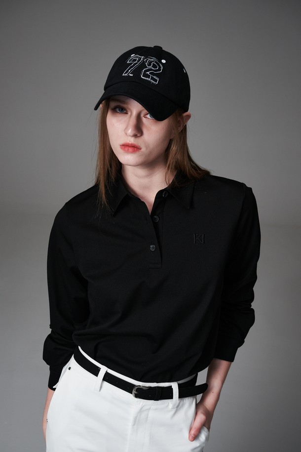 블랙 컬러의 루즈핏 카라티입니다. 여성 의류로, 골프 및 일상생활에서 모두 활용 가능한 활용도 높은 아이템입니다. 봄, 여름, 가을 시즌에 적합하며, 베이직하고 캐주얼한 스타일을 연출합니다. 폴리에스테르와 면 혼방 소재로 제작되어 탄탄한 촉감을 선사하며, 세탁 후에도 형태 유지가 용이합니다. 단추 디테일이 있으며, 베스트 이너용으로도 활용할 수 있습니다.
