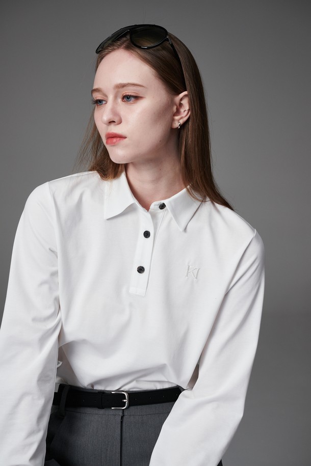 "collar T like shirts" 루즈핏 카라티는 여성 골프 및 일상복으로 활용하기 좋은 상의입니다. 화이트 색상의 무지 디자인으로, 봄, 여름, 가을 시즌에 착용하기 적합합니다. 캐주얼하고 베이직한 스타일을 연출하며, 레귤러 기장과 긴 소매로 편안한 착용감을 선사합니다. 폴리에스테르와 면 혼방 소재로 제작되어 탄탄한 촉감을 느낄 수 있으며, 단추 디테일이 돋보입니다. 특히, 베스트 이너로 활용하기 좋고 세탁 후에도 형태가 유지되는 실용적인 아이템입니다.
