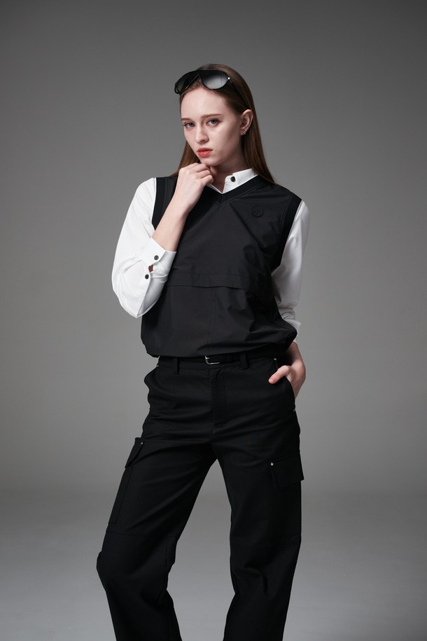 리벳 디테일 포켓 팬츠는 여성 고객을 위해 디자인된 세미 와이드 핏 바지입니다. 블랙 컬러의 무지 디자인으로, 여름과 가을에 착용하기 좋으며 캐주얼하고 미니멀한 스타일을 연출합니다. 면, 폴리에스테르, 스판덱스 혼방 소재로 제작되어 편안한 착용감을 제공하며, 중간 두께감으로 다양한 상의와 매치하기 용이합니다. 골프룩으로도 활용 가능하며, 리벳 디테일과 카고 스타일의 포켓 디자인이 특징입니다. 세미 와이드 핏으로 활동성을 높였으며, 데일리룩으로도 손색없는 아이템입니다.
