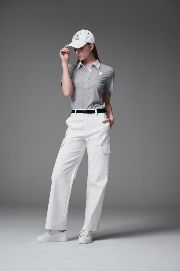 리벳 디테일 포켓 팬츠는 여성 골프룩과 일상복으로 활용 가능한 세미 와이드 팬츠입니다. 화이트 컬러의 무지 디자인으로, 캐주얼, 스포티, 미니멀 스타일을 연출할 수 있습니다. 면, 폴리에스터, 스판 혼방의 조직감 있는 원단으로 제작되어 편안한 착용감을 선사합니다. 금속 리벳 디테일과 카고 스타일의 포켓 디자인이 특징이며, 여름과 가을에 적합한 긴 기장의 바지입니다. 세미 와이드 핏으로 다리가 길어 보이는 효과를 줍니다.
